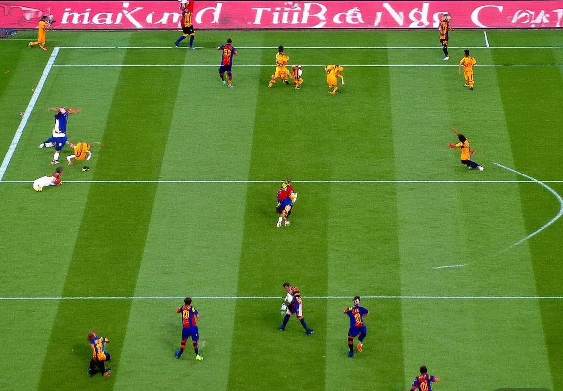 巴萨对决巴伦西亚：巅峰对决战术解析与精彩瞬间回顾(图1)